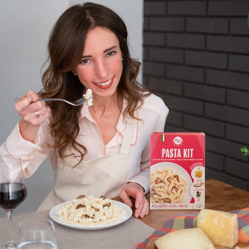 Chiara, the founder of My Cooking Box, tastes the cheese pasta 